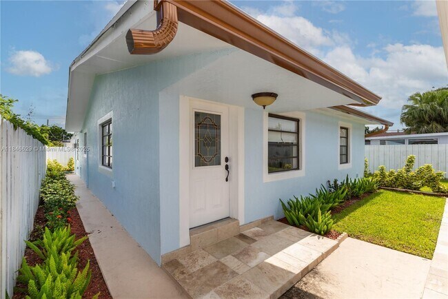 Building Photo - 2433 SW 19th St Unit Rear Rental