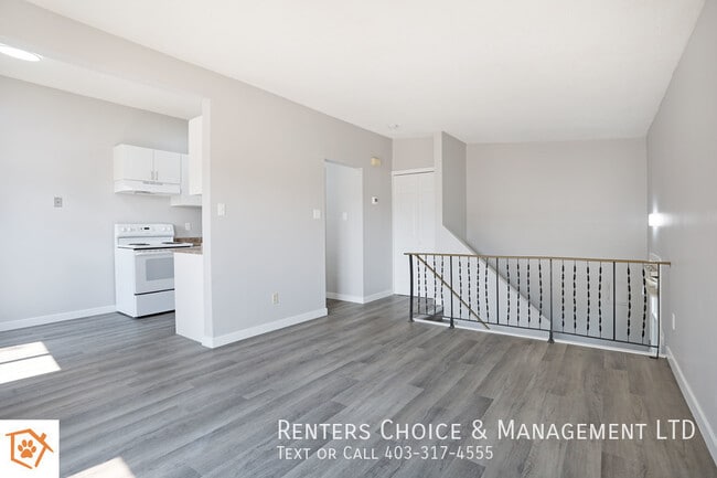 Building Photo - Completely Renovated, Pet Friendly, Brooks Townhouse