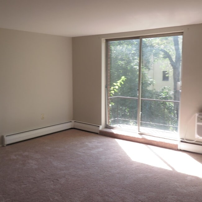 Photo - CAMBRIDGE APTS -- 043