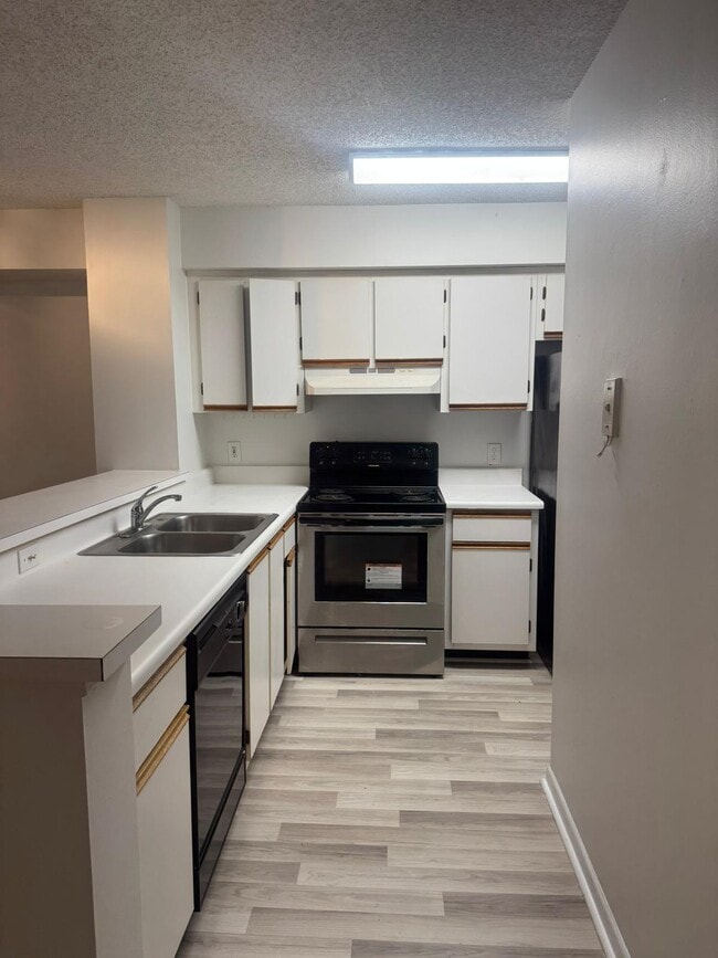 Building Photo - 560 S Park Rd