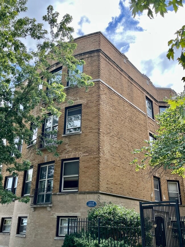 Building Photo - 1219 W Greenleaf Ave Rental