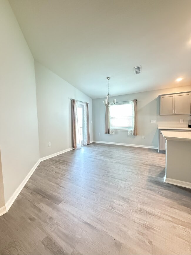 Photo - 4306 Swan St