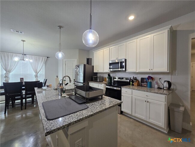 1051 LEXINGTON Dr