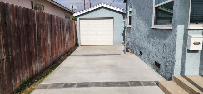 Photo - 3211 W 132nd St