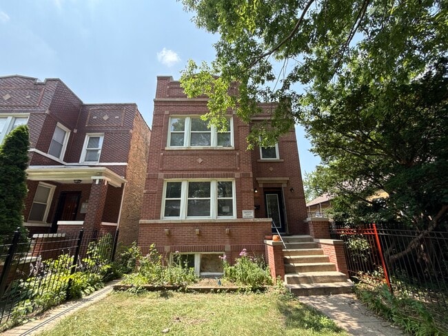 Building Photo - 2552 N Austin Ave Unit 1
