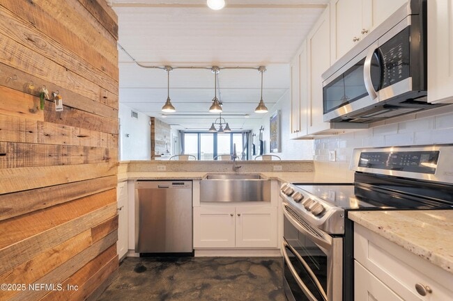 Building Photo - 275 1st St S Unit 102