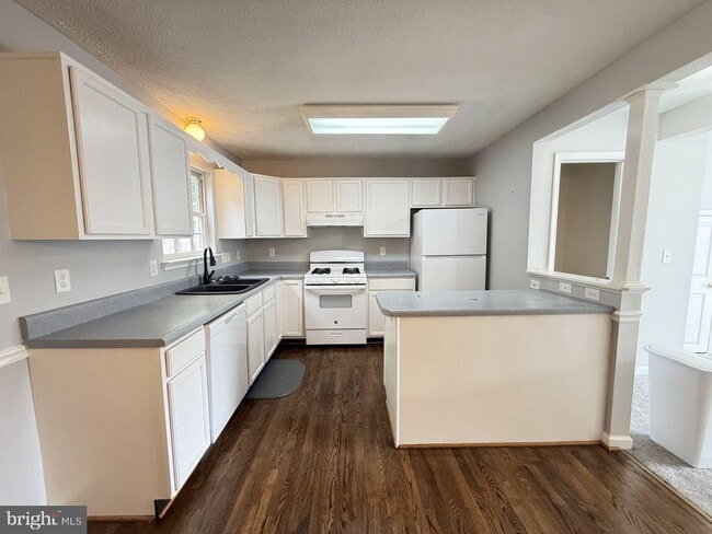 Photo - 301 Sutton Ct