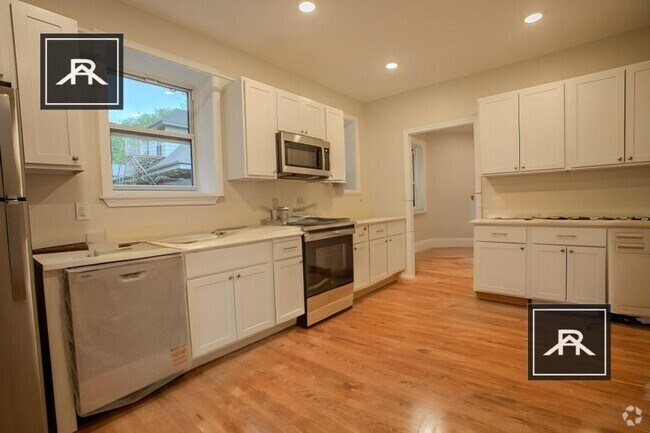 Building Photo - 3 bedroom in Brookline MA 02446 Unit 4 Rental