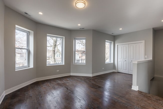 Building Photo - 3136 N Oakley Ave Unit 3