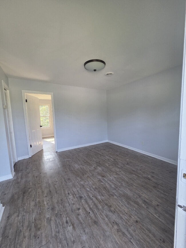 Photo - Cozy 1 Bedroom Retreat with Stylish LVP Flooring Unidad B