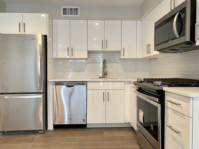 Photo - 244 Hanover St