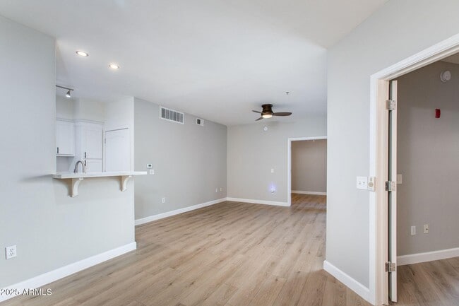 Building Photo - 1701 E Colter St Unit 218