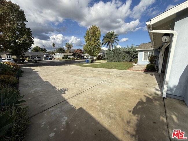 Photo - 20224 Kinzie St