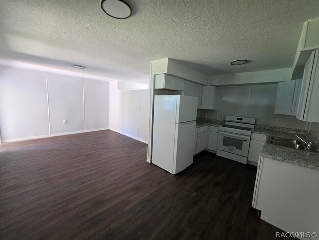 Photo - 645 NE 10th St