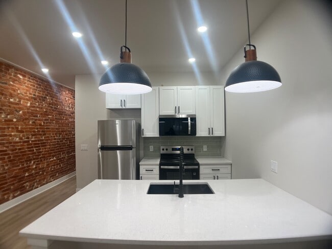 Building Photo - 121 W Sharpnack St