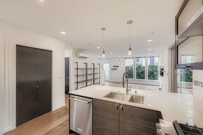 Photo - Bright 3bed/2.5bath Townhome in Judkins Pa...