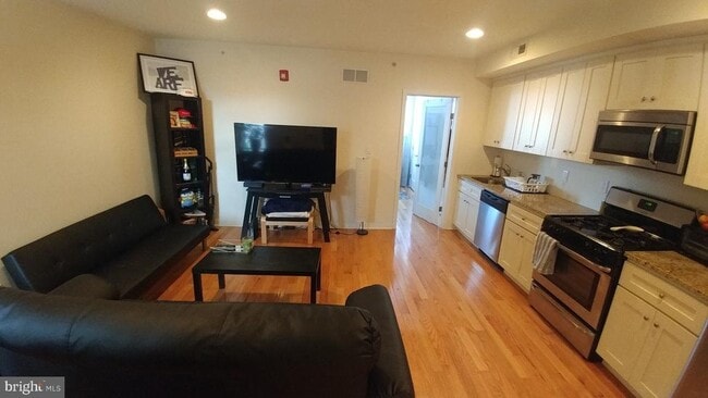 Building Photo - 1904 W Girard Ave