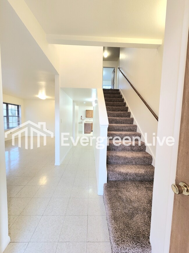 Photo - 213 Raven Dr