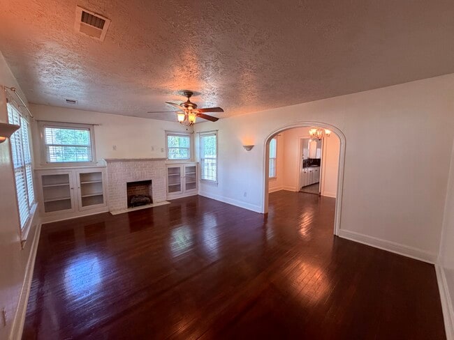 212 W Hunnicutt Ave