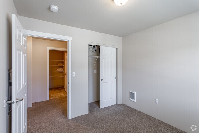 2BR, 2BA - 912 SF - Eastgate Apartments