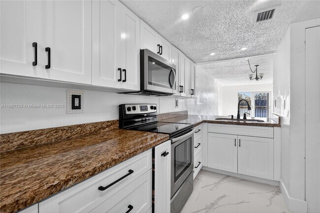 Photo - 9915 W Okeechobee Rd Unidad 2-308 Rental