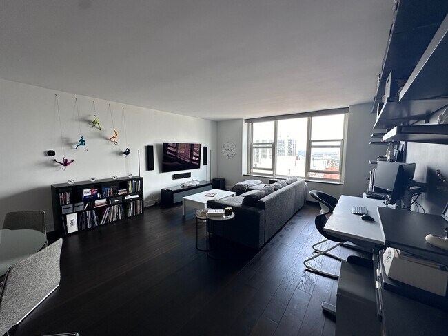 ¡Varifique el amplio espacio de estar! - 1325 N State Pky Unidad 21D