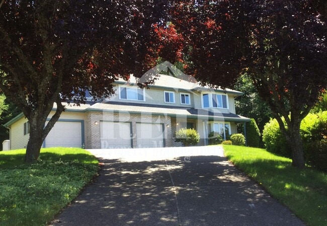 Building Photo - Ridgetop Beauty with Mountain Views