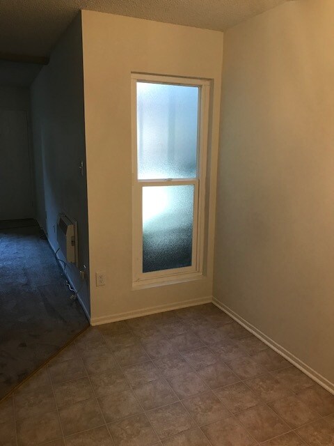 Dining Area - Lookin into front room - 1030 W MacArthur Blvd Unidad 1030 #116