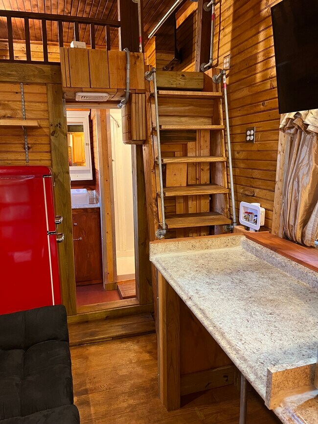 Photo - 142 Webster St NE Unidad Loft Bedrooms