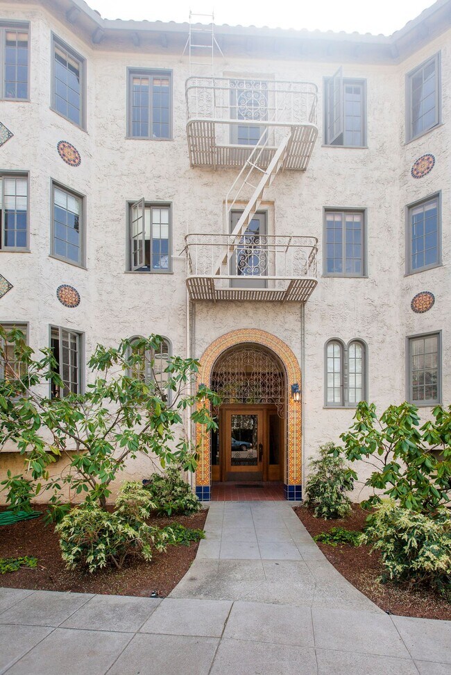 Photo - Garden View, Built-in Storage: Charming, Junior 1-bedroom apartment in Piedmont Ave. neighborhood... Unidad 205