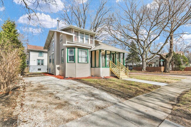 502 W John St