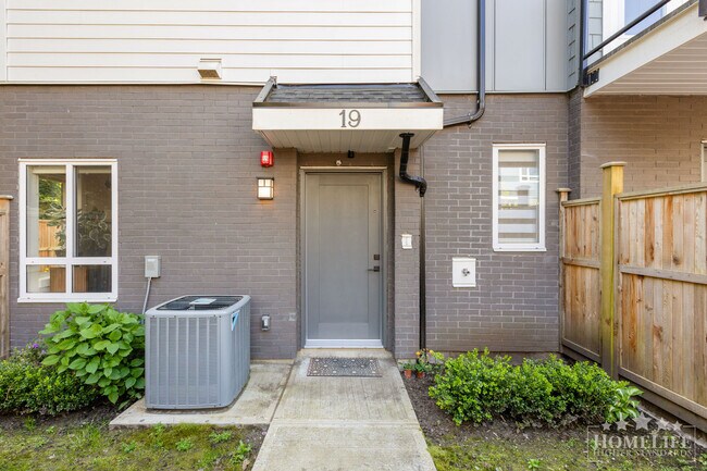 Photo - Stunning 3 Bed 3 Bath + Flex Townhouse for Rent in Willoughby! Unit 19