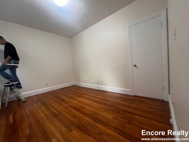 77 Chiswick Rd Unit 2