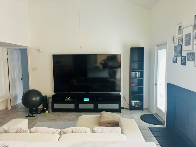 Photo - 2011 Spenwick Dr Unit 425