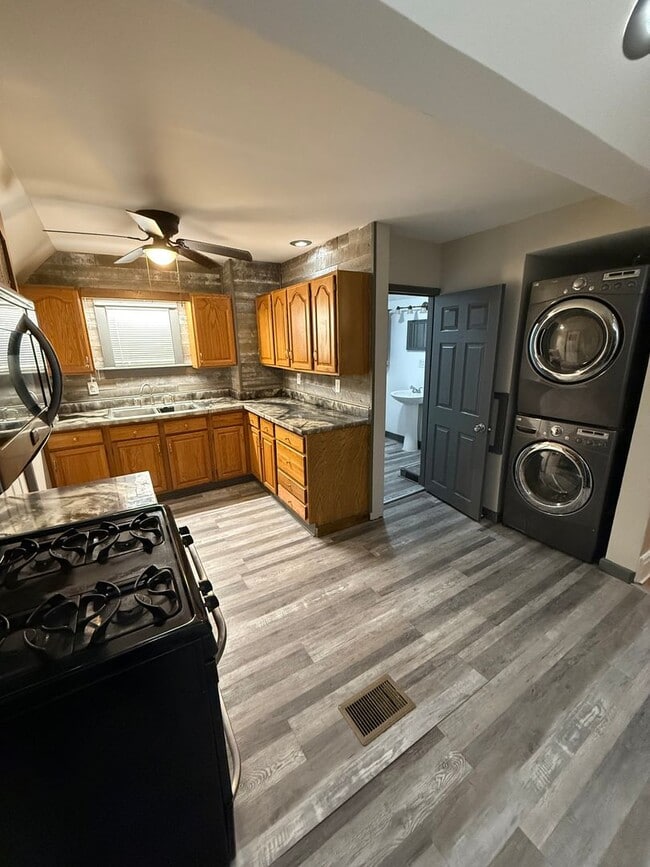 Building Photo - 11 Hallenbeck Ave Unit Apt 2