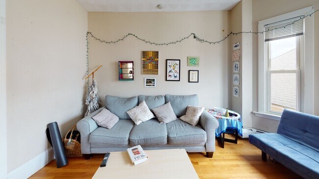 Building Photo - 27 Falcon St Unit 3