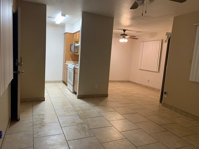 Building Photo - 444 W Ivyglen St Unit 2