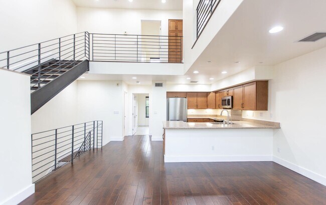 Photo - 1300 W 5th St