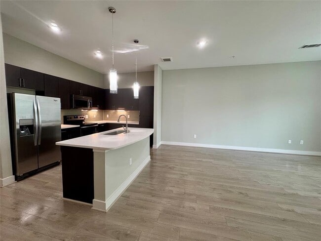 Photo - 150 W Sam Houston Pkwy N Unidad 1430 Rental