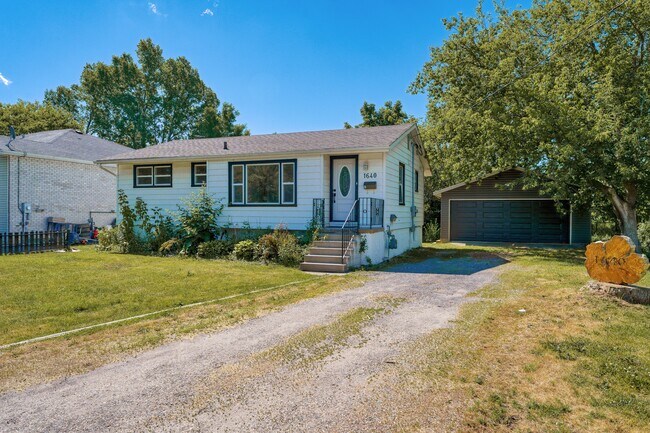 Photo - Spacious 3-Bedroom Main Floor Unit in Kingston – All Utilities & Parking Included! Unit 1