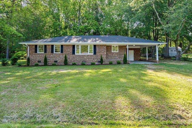 AVAILABLE NOW!! 4 bedroom Brick Ranch Styl... - AVAILABLE NOW!! 4 bedroom Brick Ranch Styl... House