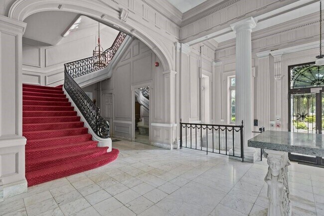 Photo - 553 Bellevue Ave