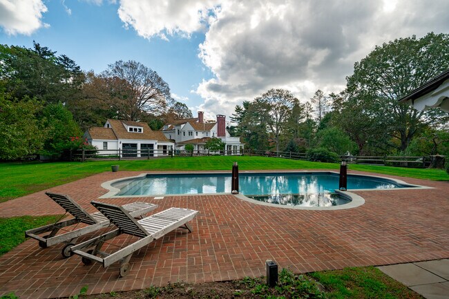 Photo - 198 Hemlock Hill Rd