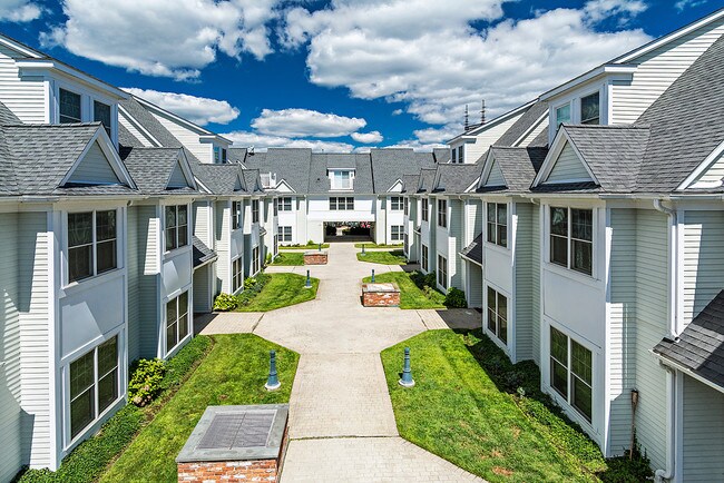 Courtyard - Haviland Gates Apartments
