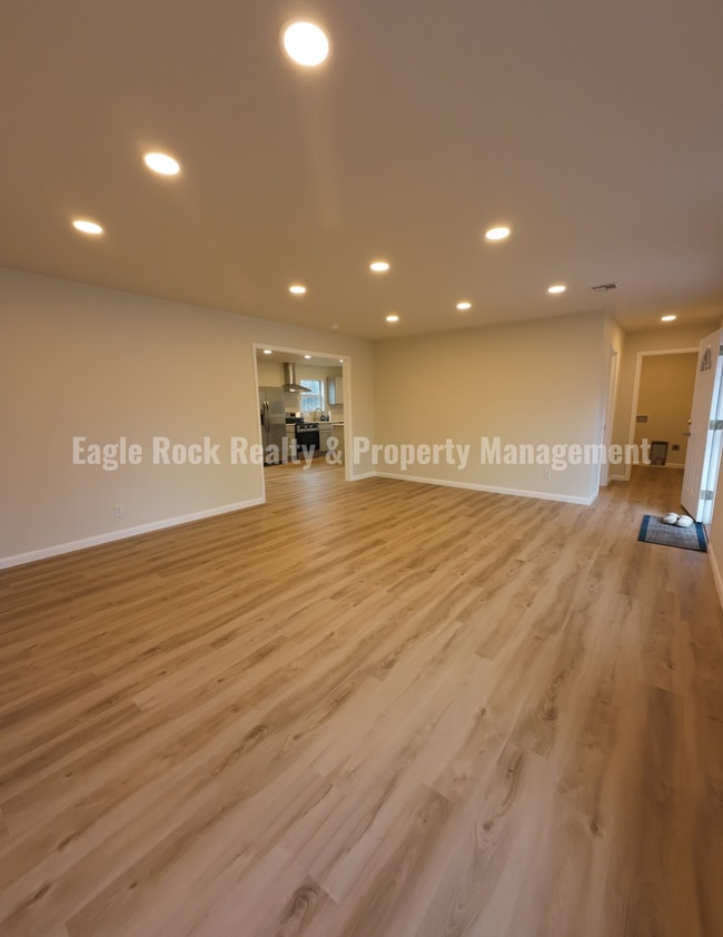 Photo - 1369 E 67th St