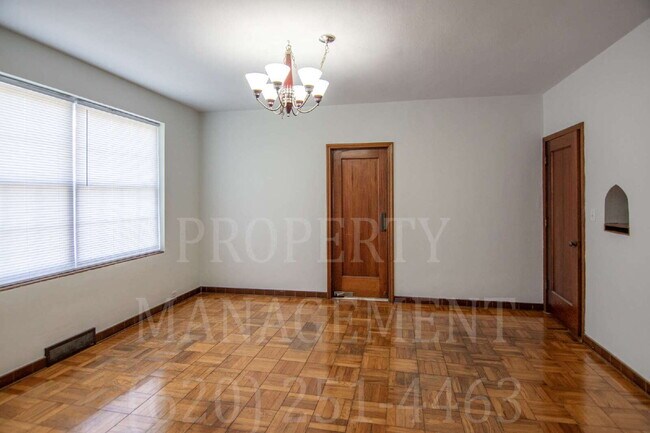 Photo - Spacious 4-Bedroom 2-Bathroom Home