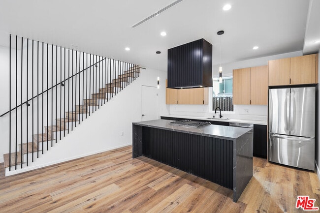 Photo - 839 N McCadden Pl