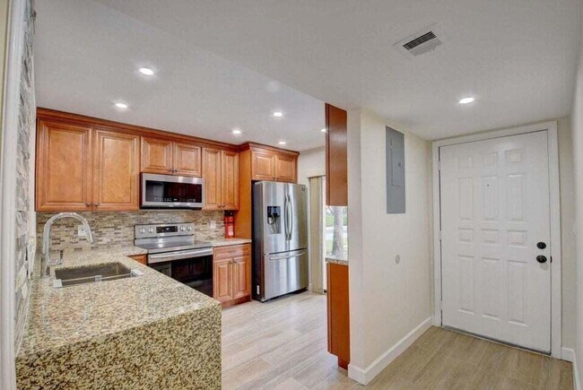 Photo - 400 Club Cir