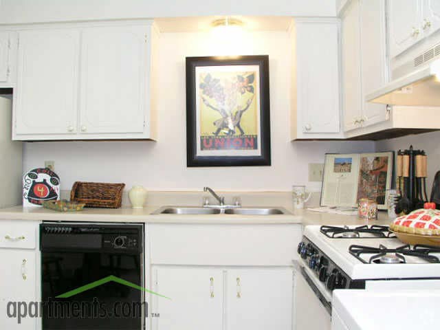 Kitchen - Hunter's Ridge Apartments