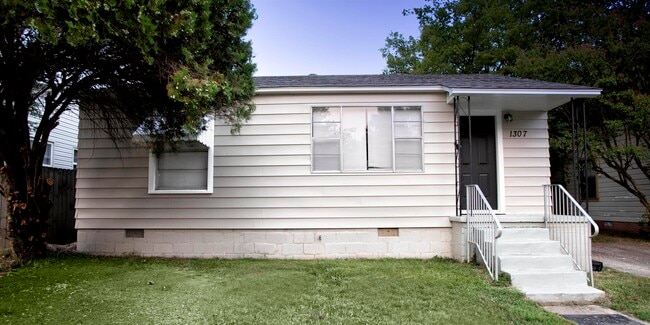 Photo - 1307 Washington St House